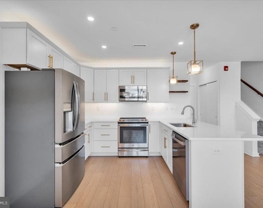 904 Riverplace Drive - Photo Thumbnail 6