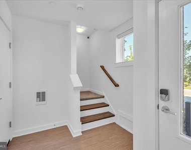 904 Riverplace Drive - Photo Thumbnail 3