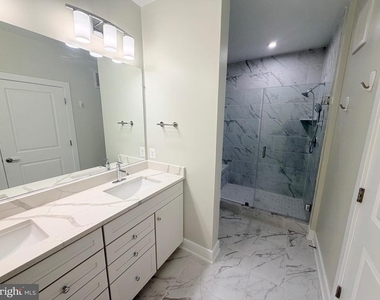 102 Saint Ives Place - Photo Thumbnail 10