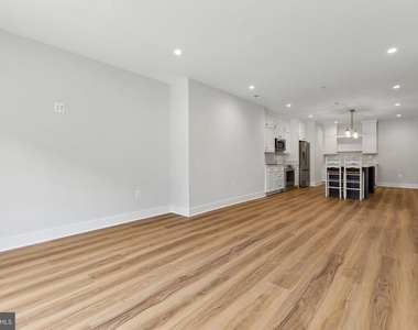 6101 Berkshire Drive - Photo Thumbnail 3