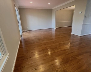 9503 Duffer Way - Photo Thumbnail 7