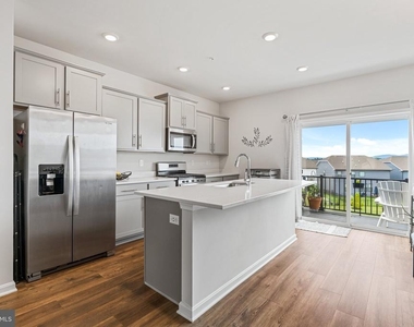 423 Carroll Walk Avenue - Photo Thumbnail 9