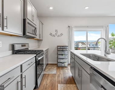 423 Carroll Walk Avenue - Photo Thumbnail 11