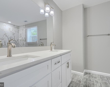 4722 Raspe Avenue - Photo Thumbnail 13
