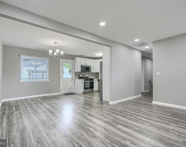 4722 Raspe Avenue - Photo Thumbnail 5