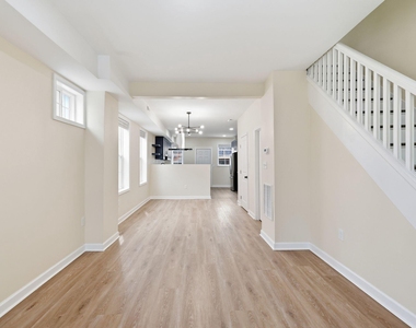 245 N Monastery Avenue - Photo Thumbnail 4