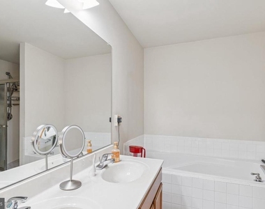 7821 Outing Avenue - Photo Thumbnail 9