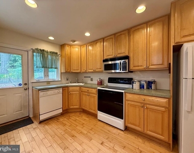 924 Lovering Avenue - Photo Thumbnail 8