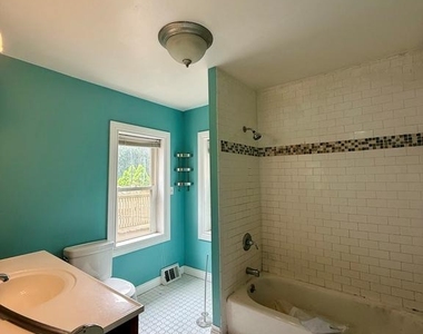 924 Lovering Avenue - Photo Thumbnail 12