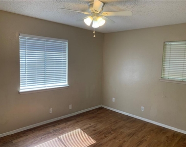 7208 Creekside Dr - Photo Thumbnail 10