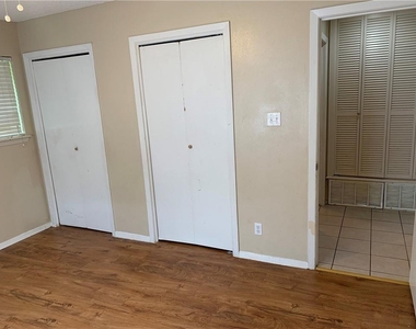7208 Creekside Dr - Photo Thumbnail 13