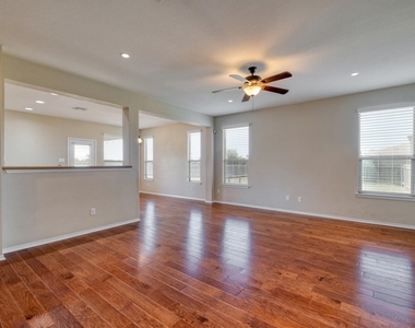 117 Brittany Ln - Photo Thumbnail 5