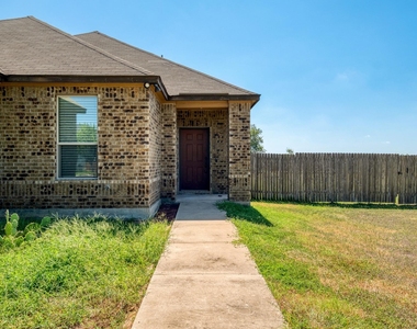 117 Brittany Ln - Photo Thumbnail 3
