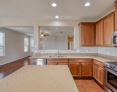 117 Brittany Ln - Photo Thumbnail 9