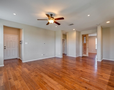 117 Brittany Ln - Photo Thumbnail 7
