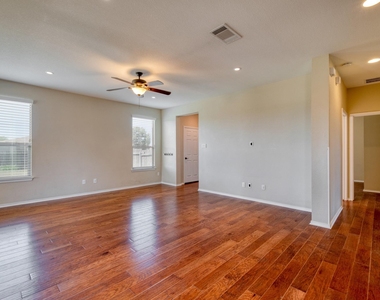 117 Brittany Ln - Photo Thumbnail 8