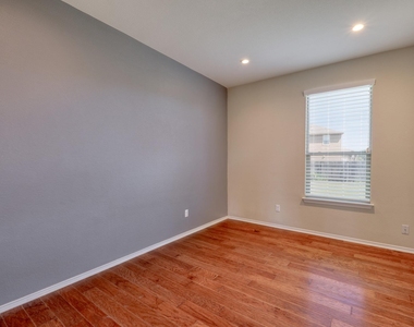 117 Brittany Ln - Photo Thumbnail 13