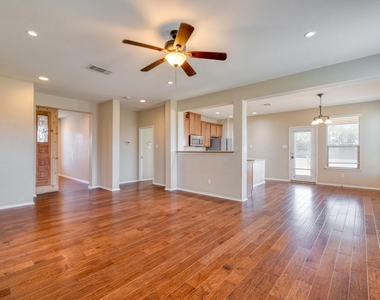 117 Brittany Ln - Photo Thumbnail 4