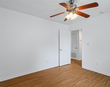 1611 E 13th St - Photo Thumbnail 11