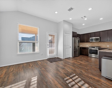 617 Cortona Ln - Photo Thumbnail 8