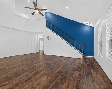 617 Cortona Ln - Photo Thumbnail 6