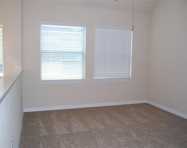 2501 Meyer Cv - Photo Thumbnail 7