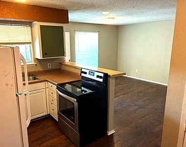 210 N Vanderveer St - Photo Thumbnail 4