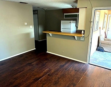 210 N Vanderveer St - Photo Thumbnail 2