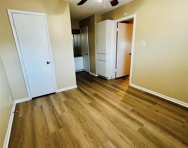 4410 Avenue F - Photo Thumbnail 13