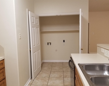 2928 Thrushwood Dr - Photo Thumbnail 9