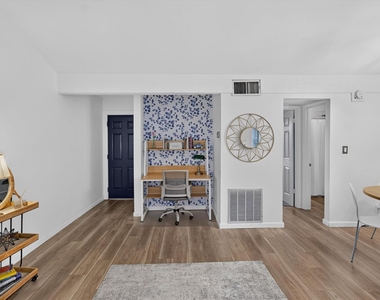 3018 S 1st St - Photo Thumbnail 2