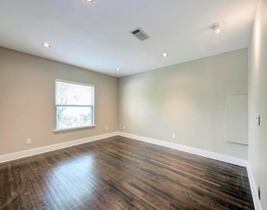 1014 E 14th St - Photo Thumbnail 4
