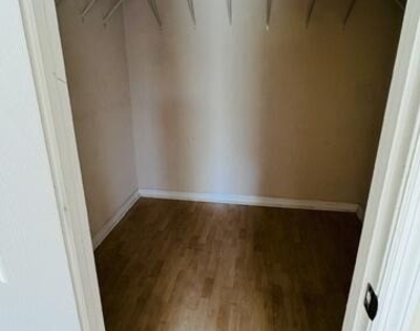 7800 Point Meadows Drive - Photo Thumbnail 6