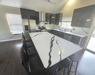 302 Barton Court - Photo Thumbnail 2