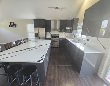 302 Barton Court - Photo Thumbnail 3