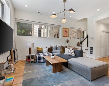 1861 N Hoyne Avenue - Photo Thumbnail 2