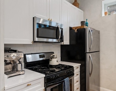 1861 N Hoyne Avenue - Photo Thumbnail 9