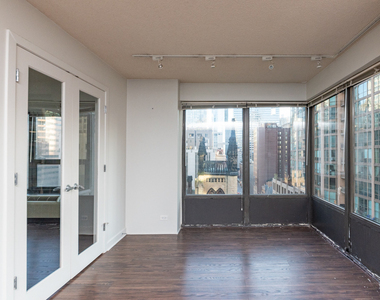 30 E Huron Street - Photo Thumbnail 3