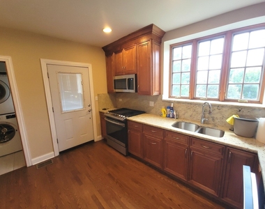 2151 W Granville Avenue - Photo Thumbnail 5