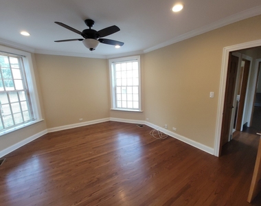 2151 W Granville Avenue - Photo Thumbnail 8
