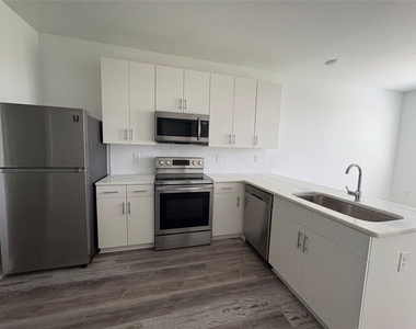 525 Parkway Drive Ne - Photo Thumbnail 4