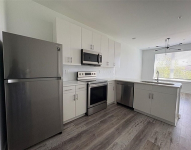 525 Parkway Drive Ne - Photo Thumbnail 5