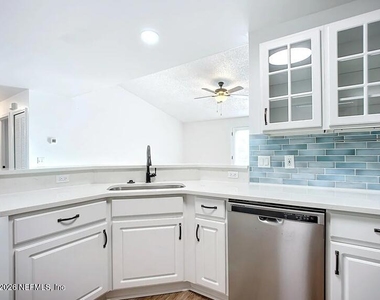 13715 Richmond Park Drive N - Photo Thumbnail 6