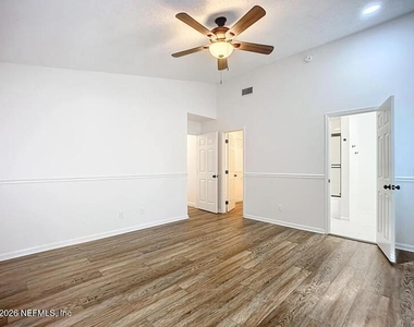 13715 Richmond Park Drive N - Photo Thumbnail 11