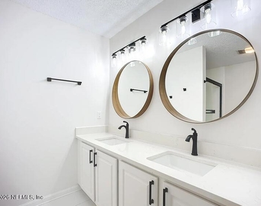 13715 Richmond Park Drive N - Photo Thumbnail 13