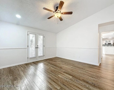 13715 Richmond Park Drive N - Photo Thumbnail 9