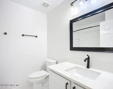 13715 Richmond Park Drive N - Photo Thumbnail 17