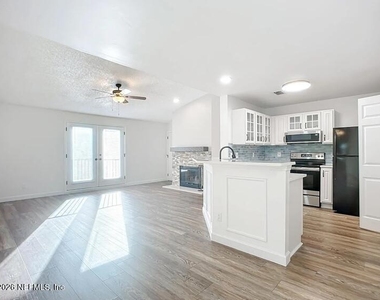 13715 Richmond Park Drive N - Photo Thumbnail 3
