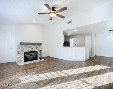 13715 Richmond Park Drive N - Photo Thumbnail 4