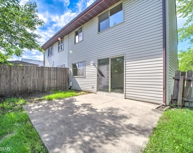 1405 Merrimac Lane N - Photo Thumbnail 41
